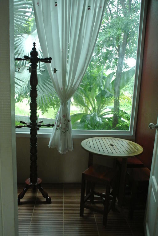 Baan Suan Resort Juree Punsuk Супхан Бури Стая снимка